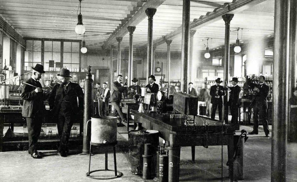Blau war schon immer schwierig: BASFs Indigo-Labor in Ludwigshafen um 1900