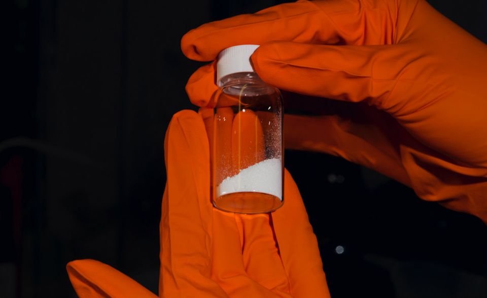 Am Ende steht ein weißes Pulver: ein Vorprodukt beim OLED-Zulieferer Cynora