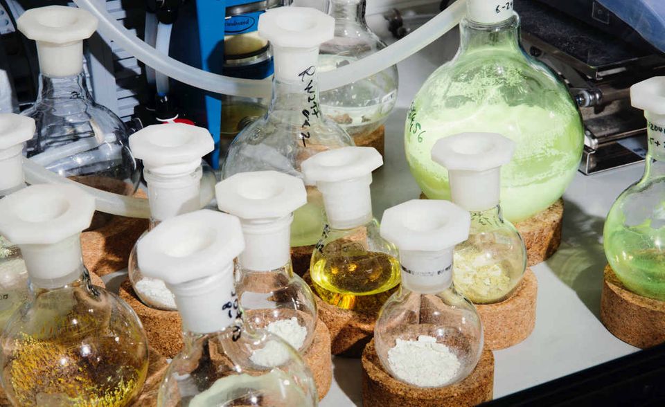 Unzählige Pulver und Flüssigkeiten kommen bei Cynora zum Einsatz. Die meisten sind Abfallprodukte von Rohöl und Plastik