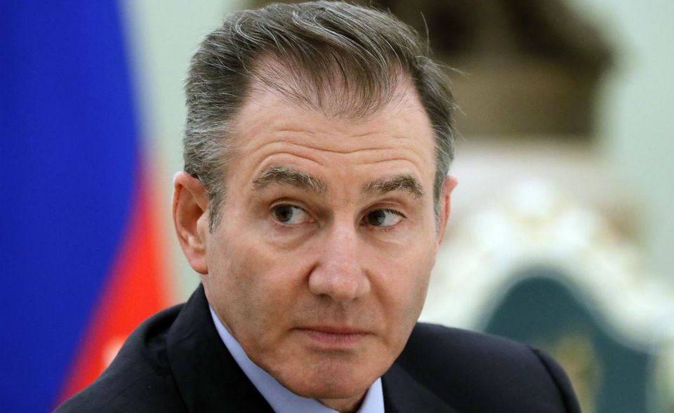 Der CEO des Rohstoffriesen Glencore dürfte in mehreren Milliardärslisten auftauchen, denn der in Südafrika geborene Ivan Glasenberg besitzt auch die Schweizer und die australische Staatsbürgerschaft. Seit 2002 ist er Chef von Glencore, 2011 erfolgte der Börsengang. Der Konzern wird von Umweltschutz- und Menschenrechtsorganisationen kritisch beäugt, weil Glencore auch in Krisenstaaten wie dem Kongo oder Sudan tätig ist. Glasenbergs Vermögen soll bei 6,5 Mrd. Dollar liegen.