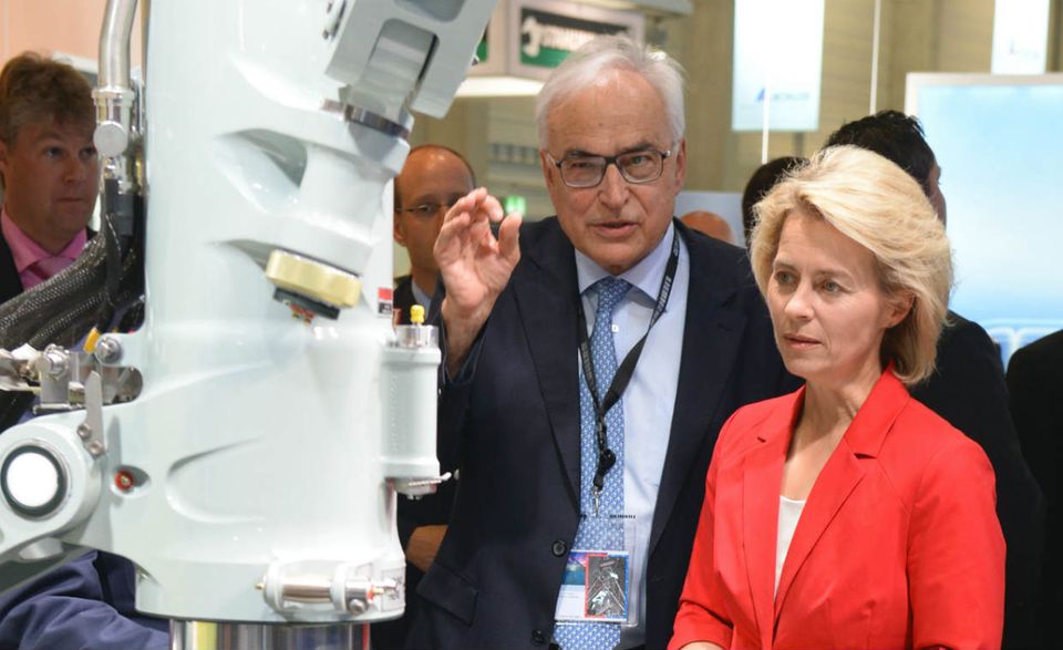 Die Geschwister Willi und Isolde Liebherr führen gemeinsam den von ihrem Vater gegründeten Mischkonzern Liebherr. Das Unternehmen ist unter anderem bekannt für seine Baumaschinen und Hausgeräte. Seit dem Tod des Firmengründers stehen die beiden Geschwister an der Spitze des Konzerns, der als Familienunternehmen geführt wird. 2016 setzt Liebherr 9 Mrd. Euro um, das Nachsteuerergebnis lag bei knapp 300 Mio. Euro. Das Vermögen der beiden aus Deutschland stammenden Liebherrs wird auf 7,1 Mrd. Dollar geschätzt. (Foto: Willi Liebherr mit Bundesverteidigungsministerin Ursula von der Leyen)