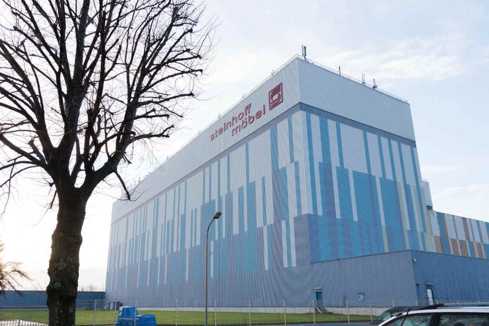 In Westerede hat Steinhoff seine Wurzeln. Noch immer kündet das dortige Möbellager vom einstigen Erfolg