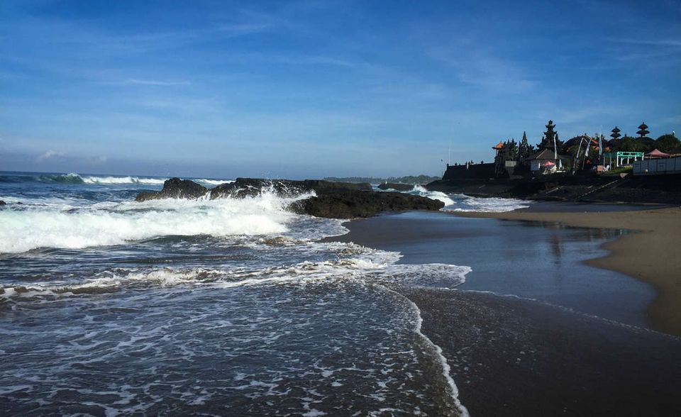 Canggu ist ein ehemaliges Fischerdörfchen an der Westküste Balis, das sich in den letzten Jahren  langsam aber sicher zu der Top-Destination für digitale Nomaden gemausert hat. Die Infrastruktur    ist gut ausgebaut, es gibt neben günstigem lokalen Essen auch alle denkbaren westlichen Speisen,    sowie westliche Supermärkte, mit dem Motorroller ist man schnell am Strand und der Blick über    die Reisfelder hat sicher schon die ein oder andere gute Idee inspiriert. Es lässt sich    außergewöhnlich gut und preiswert leben und das Klima ist ganzjährig tropisch warm. Canggu ist    also fast zu schön, um wahr zu sein und leider hat sich das rumgesprochen. Einziger Nachteil:    Langsam ist es etwas überlaufen.    Flugstunden von Deutschland: ca. 18h    Zeitverschiebung: +6h