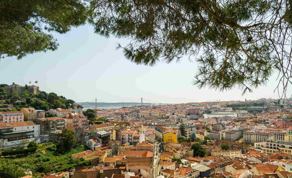 Wer träumt nicht von einer Stadt direkt am Meer, die die Vorzüge einer Metropole mit  wunderschöner Natur verbindet und dazu auch noch erschwinglich ist? Lissabon hat es einfach alles    und eignet sich daher hervorragend als Basisstation für digitale Nomaden. Hier fährt sie    Straßenbahn zum Strand und das Leben läuft entspannter ab, als in anderen europäischen    Großstädten. Gutes Internet versteht sich von selbst und als EU-Bürger können wir natürlich so    lange bleiben, wie wir möchten.    Flugstunden von Deutschland: ca. 3h    Zeitverschiebung: -1h