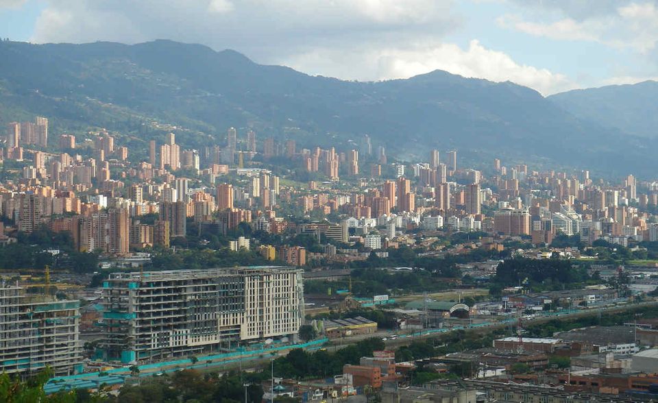 Das neue Mekka der digitalen Nomaden heißt Kolumbien. Südamerikanischer Flair paart sich hier  mit einer florierenden digitalen Szene, die stetig wächst und die internationalen Nomads anzieht.    Langsam ist Medellín also kein Geheimtipp mehr. Die Stadt ist nicht zu groß, aber groß genug, um    zahlreiche Unterhaltungsmöglichkeiten zu bieten und besticht mit einer tollen Atmosphäre. Kleine    Gassen, Cafés und Streetart wecken den Entdeckergeist und so lässt es sich hier bei angenehm    warmen Temperaturen nicht nur gut arbeiten, sondern auch leben.    Flugstunden von Deutschland: ca. 15h    Zeitverschiebung: -6h