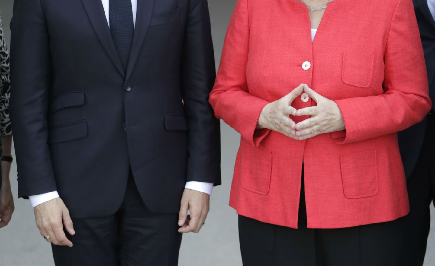 Frankreichs Präsident Macron lässt die Arme hängen, während Bundeskanzlerin Merkel mit ihren Händen die für sie so typische Raute formt