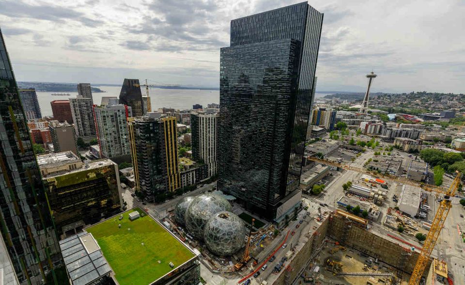 Die Geschäftspraktiken des Amazon-Gründers sind nicht unumstritten. Bezos wurde auch mangelndes Engagement für wohltätige Zwecke vorgeworfen. Unbestritten aber ist: Jeff Bezos hat nicht nur den Online-Handel, sondern die Art, wie wir generell einkaufen, revolutioniert. Hier sieht man das Amazon-Headquarter in Seattle.