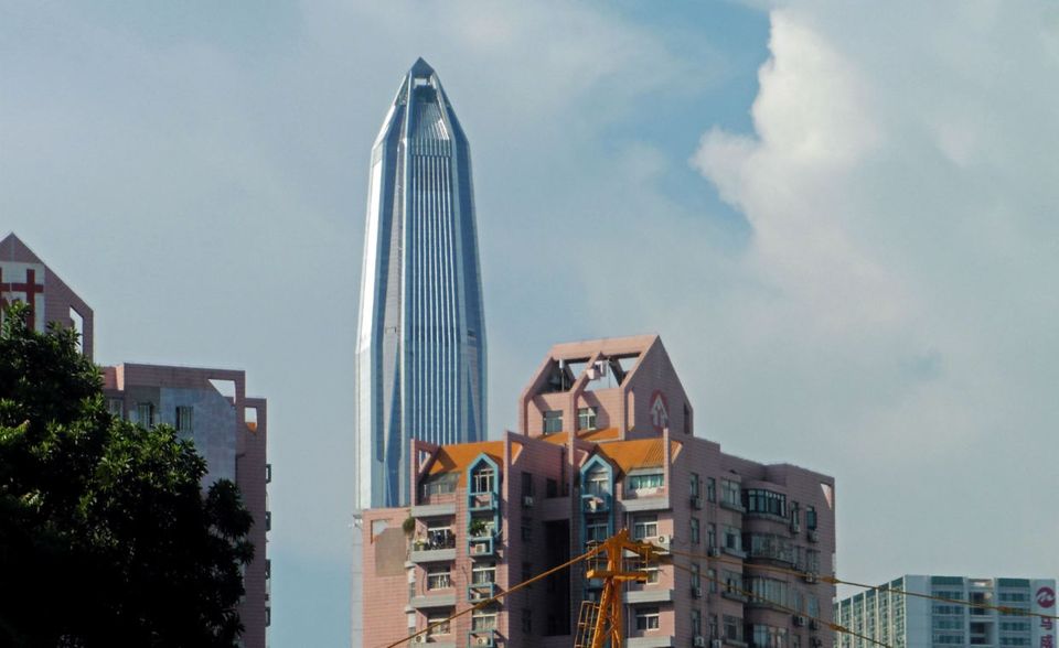 Sieger mit weitem Abstand. Das Ping An Finance Center in der chinesischen Wirtschaftsmetropole Shenzen  ist über 50 Meter höher als der Zweitplatzierte. 599 Meter misst der gigantische Wolkenkratzer. Das    Gebäude mit 115 Etagen wurde 2016 fertiggestellt. Es verfügt über 80 Fahrstühle und 1100 Parkplätze.