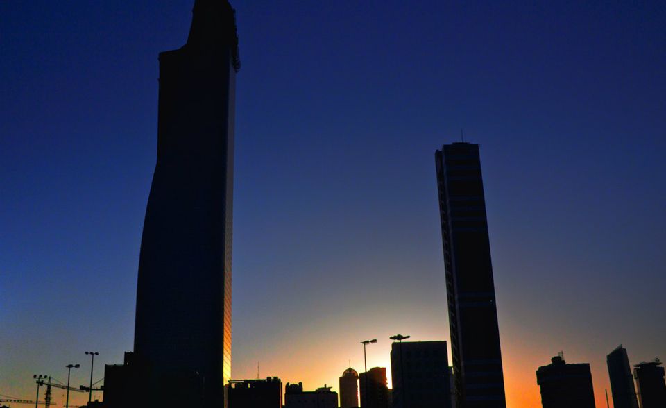 Der Al Hamra Tower in Kuwait-Stadt misst gerade einmal 60 Zentimeter mehr als der Achtplatzierte des  Rankings. Seine 412,6 Meter Höhe verteilen sich auf 80 Stockwerke. Der Büro-Tower wurde 2011 nach    sechsjähriger Bauzeit fertiggestellt.