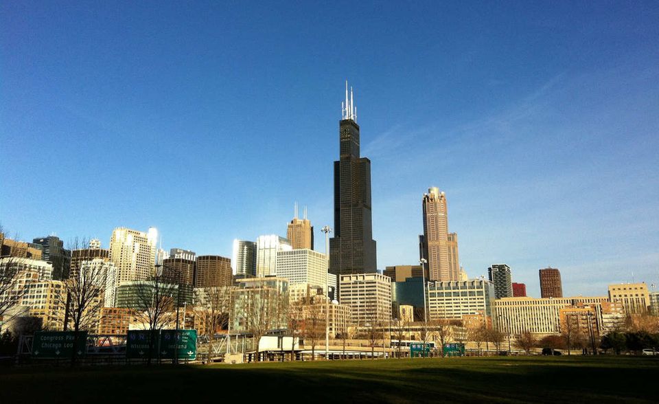 Der Stahlkoloss aus Chicago ist der Dinosaurier unter den Top Ten der höchsten Büro-Wolkenkratzern  weltweit. Der markante Turm wurde 1974 vollendet. Das immer noch zweithöchste Gebäude Nordamerikas    ist auch als Sears Tower bekannt.