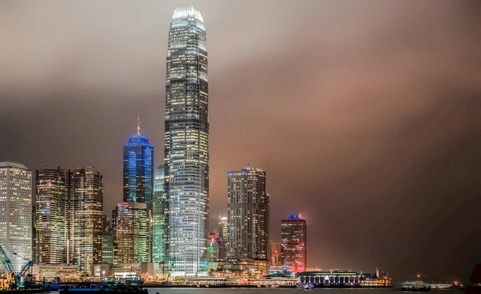 Eine Gesamthöhe von 412 Metern beschert dem Wolkenkratzer in Hongkong den achten Platz. Das 88  Stockwerke hohe Bürogebäude im internationalen Finanzzentrum der Stadt wurde 2003 fertiggestellt. 62    Fahrstühle bringen Mitarbeiter in die Büros.