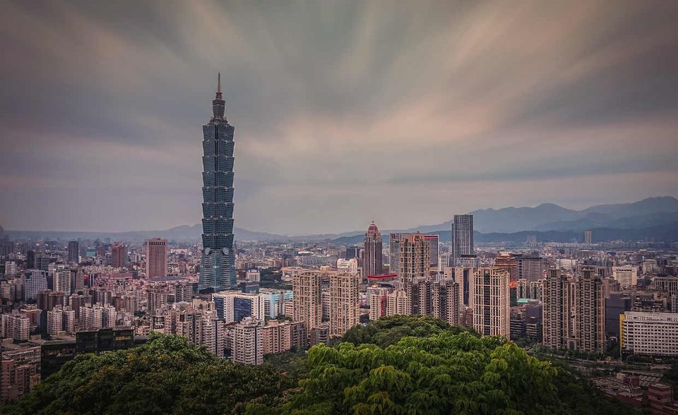 Dieser Business-Skyscraper trägt die Zahl seiner Stockwerke im Namen. Mit einer Höhe von 508 Metern  dominiert das Hochhaus die Skyline von Taipeh, der Hauptstadt der Republik China (Taiwan). Nach der    Fertigstellung 2004 war Taipei 101 drei Jahre lang das höchste Gebäude der Welt.