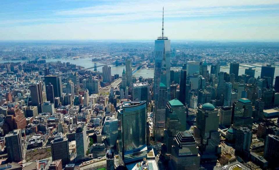 Den Wiedererkennungswert der Twin Towers wird der „Freedom Tower“ nie erreichen. Bei der Höhe aber  legt das neue One World Trade Center mehr als 100 Meter drauf. Der Büroturm misst 541 Meter. Die    letzten 124 Meter gehen allerdings auf das Konto der Spitze. Bei der Zahl der Stockwerke (94) liegt das    Gebäude an Ground Zero weit hinter dem Drittplatzierten Taipei 101.