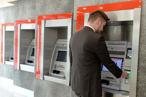 Das Geldziehen am Automaten kann Kosten verursachen
