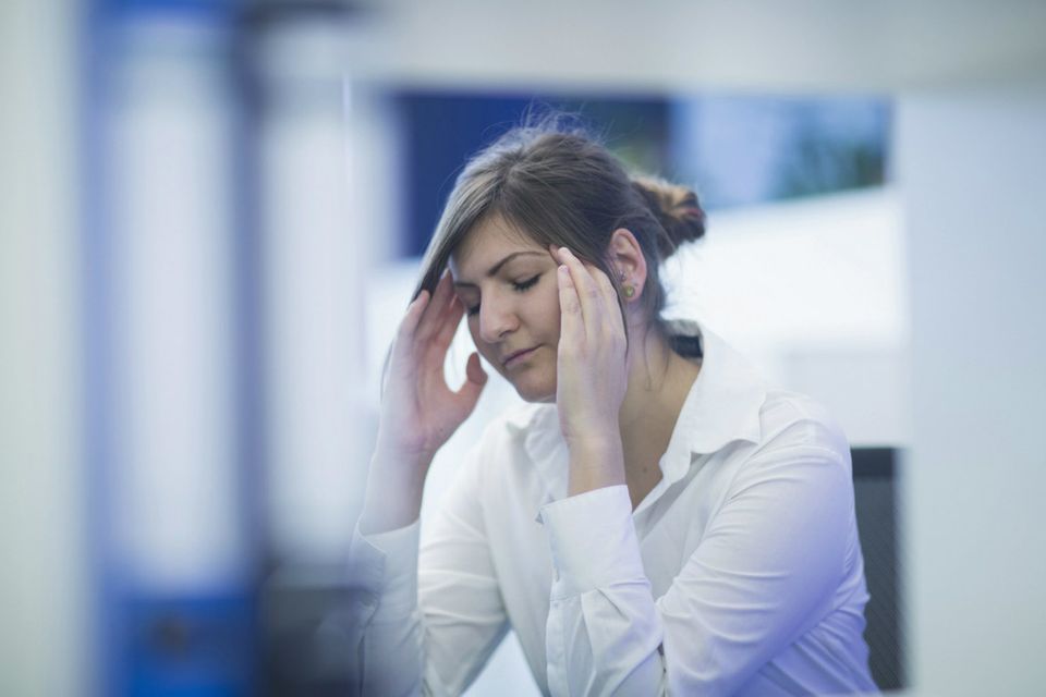Symbolbild: Gestresste Frau im Büro