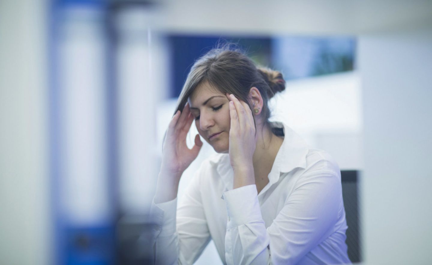 Symbolbild: Gestresste Frau im Büro