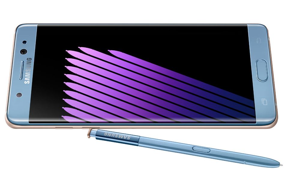 Bilderstrecke: #3 Galaxy Note 7: Samsung war 2016 auf dem besten Weg, mit dem neuen Galaxy Note 7 weiter an Marktführer Apple heranzukommen. Nach Vorverkaufsrekorden kam der Offenbarungseid. Samsung rief alle Geräte zurück und stellte die Produktion schließlich ein. Der Grund: Defekte Akkus waren in Flammen aufgegangen. Fluggesellschaften untersagten die Nutzung des Note 7 an Bord. Analysten schätzten den finanziellen Schaden für Samsung auf 17 Milliarden US-Dollar – vom Imageverlust gar nicht zu reden. #3 Galaxy Note 7: Samsung war 2016 auf dem besten Weg, mit dem neuen Galaxy Note 7 weiter an Marktführer Apple heranzukommen. Nach Vorverkaufsrekorden kam der Offenbarungseid. Samsung rief alle Geräte zurück und stellte die Produktion schließlich ein. Der Grund: Defekte Akkus waren in Flammen aufgegangen. Fluggesellschaften untersagten die Nutzung des Note 7 an Bord. Analysten schätzten den finanziellen Schaden für Samsung auf 17 Milliarden US-Dollar – vom Imageverlust gar nicht zu reden.