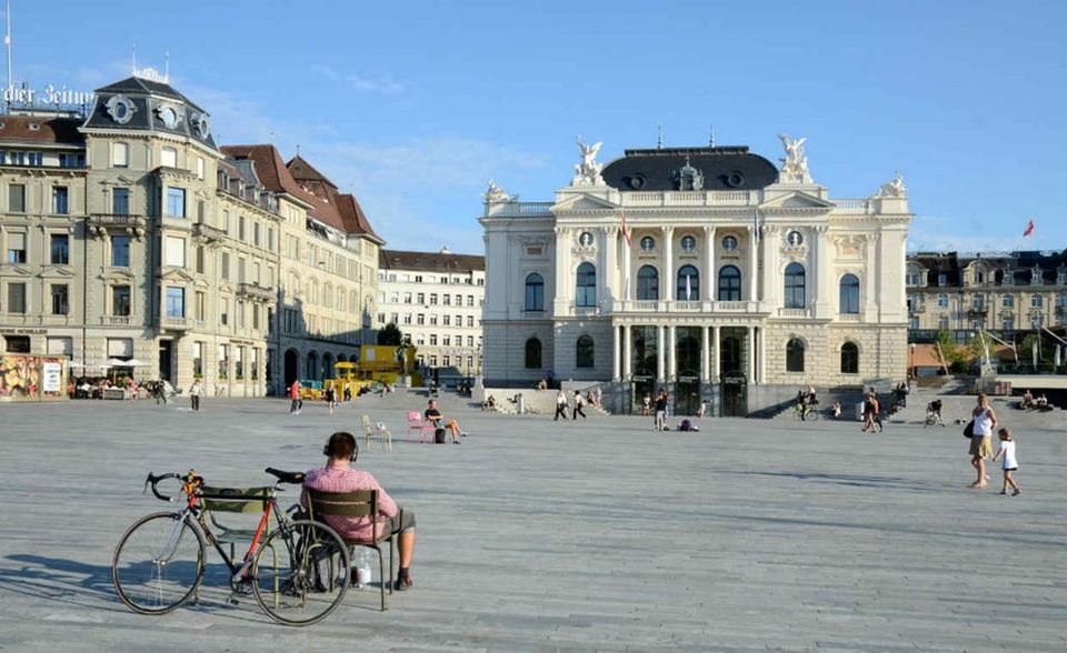 Die Schweiz bemüht sich, Zürich als Start-up-Zentrum zu etablieren - und Dank der Lebensqualität kommen Viele gerne in die Schweiz. Ein Nachteil bleibt: Um sich die hohen Lebenshaltungskosten leisten zu können, arbeiten die Züricher dann doch lieber in großen Unternehmen mit höheren Gehältern.