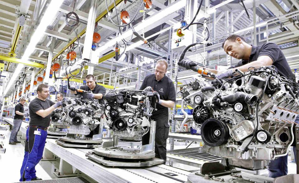 #3 Automobilindustrie: Deutschlands Autobauer stellten die drei umsatzstärksten Firmen: Volkswagen, Daimler und BMW.  Gemessen an der Zahl der Autofirmen in der Top 100 reicht es aber für die Branche mit zehn Vertretern nur    für den dritten Platz.