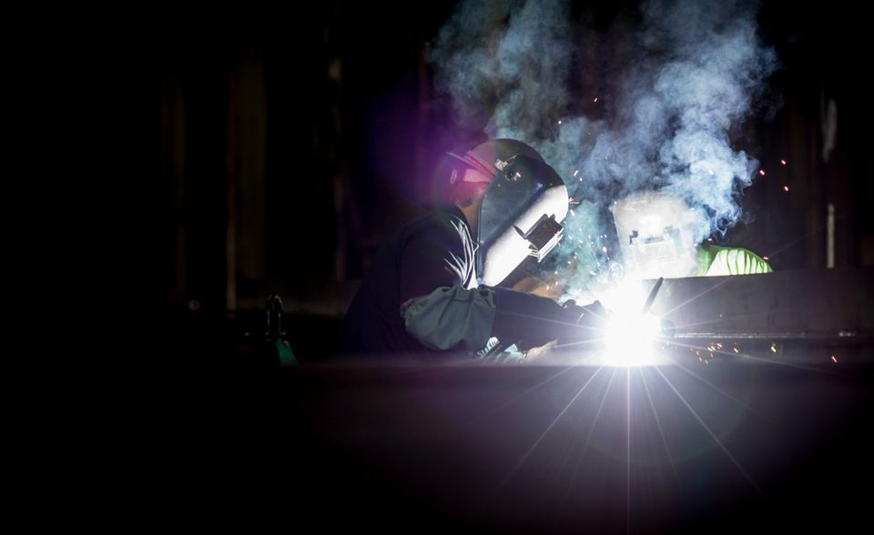 #1 Industrie: 26 Industrieunternehmen finden sich auf der EY-Top- 100-Liste. Damit ist die Dominanz dieser Branche in  der deutschen Wirtschaft unangefochten. Ihr umsatzstärkster Vertreter ist Siemens. Es folgen Hochtief und    HeidelbergCement.