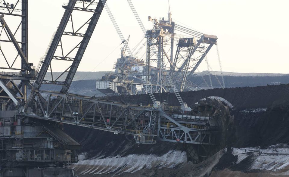 #4 Energieversorger, Chemie: Mit jeweils neun Firmen teilen sich die Branchen „Energieversorger“ sowie „Chemie“ den vierten Rang. Unter den Energieversorgern gehören Uniper, RWE und Innogy zu den umsatzstärksten Firmen. Bei der Chemie sind es BASF und Linde.