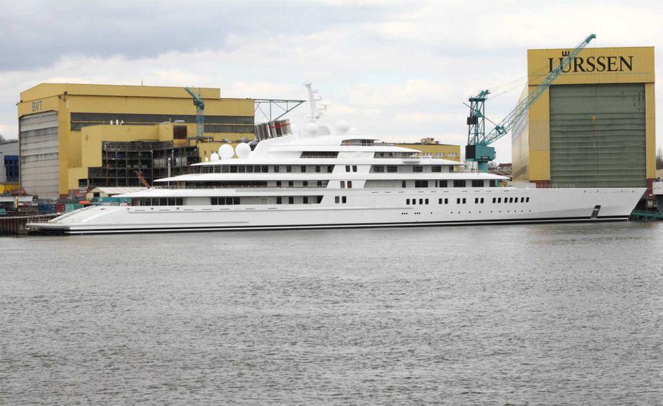 #1 Azzam: Die längste private Yacht gehört dem Präsidenten der Vereinigten Arabischen Emirate Scheich Chalifa bin Zayed. Das Schiff ist 180 Meter lang, bietet sieben Decks, einen Hubschrauberlandeplatz und einen 520-Quadratmeter großen Saal. Dazu soll der Präsident sich vor potentiellen Angreifern fürchten. Deswegen besitzt das Schiff ein eigenes Raketenabwehrsystem.