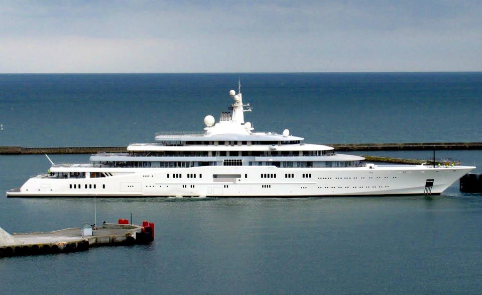 #3 Eclipse: Die „Eclipse“-Yacht gehört dem russischen Ölmilliardär Roman Abramowitsch. Auf dem Deck befindet sich ein 16-Meter langer Pool, der zu einer Tanzfläche umgewandelt werden kann. Es gibt eine Feuerstelle, sechs Beiboote und die Unterbringungsmöglichkeiten für drei Helikopter. Die Länge des Schiffs beläuft sich auf 162,5 Meter.