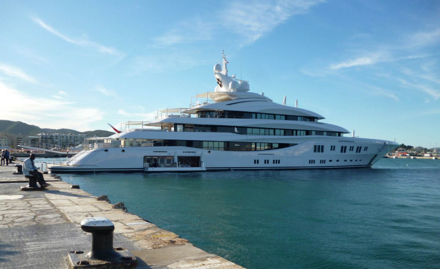 Eine private Luxusyacht im Hafen von Ibiza