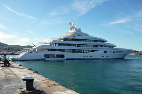 Eine private Luxusyacht im Hafen von Ibiza
