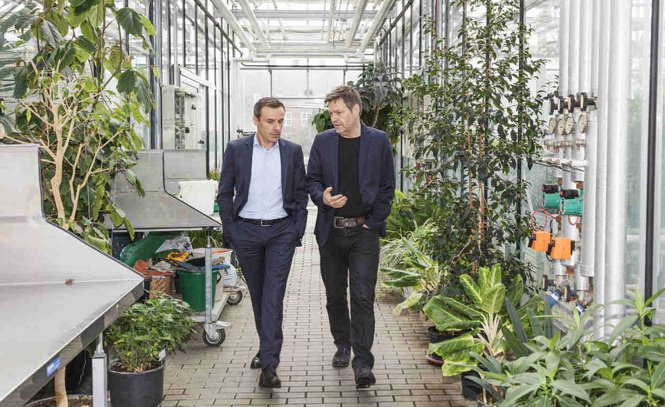 Das Institut hat mehrere Gewächshäuser. Die von Bayer sind ähnlich, nur viel größer, wie Liam Condon (l.) Robert Habeck berichtete