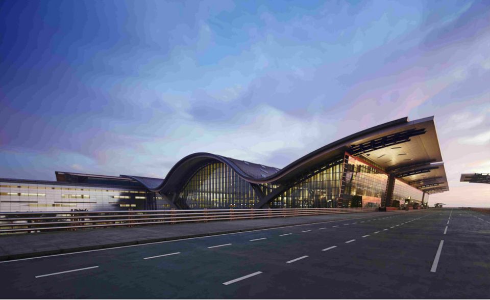 Platz 9: Der Bau von Flughäfen braucht nicht nur in Berlin manchmal ein bisschen länger. Auch in Katar haben sich die Bauarbeiten des Internationalen Flughafens Doha Hamad ein paar Jahre verzögert. Die Passagiere haben ihn jetzt unter die saubersten Flughäfen gewählt. Er ist auch einer der leisesten, zumindest hören die Anwohner in Doha wenig. Denn der Flughafen wird über das Meer angeflogen.