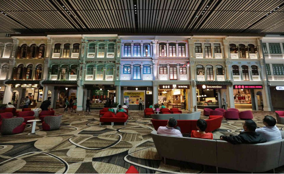 Platz 5: Im Flughafen Singapur verfliegt die Wartezeit zwischen zwei Flügen. Im Schmetterlingshaus kann man zwischen Palmen relaxen, ins Kino gehen oder eine Runde im Schwimmbad drehen. Und sauber ist es auch noch.