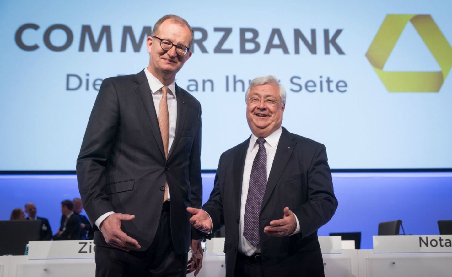 Der Vorstandsvorsitzende Martin Zielke (l) und der scheidende Aufsichtsratsvorsitzende Klaus-Peter Müller stehen zu Beginn der Hauptversammlung der Commerzbank auf der Bühne.