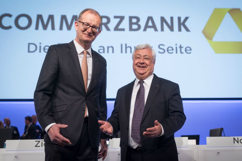 Der Vorstandsvorsitzende Martin Zielke (l) und der scheidende Aufsichtsratsvorsitzende Klaus-Peter Müller stehen zu Beginn der Hauptversammlung der Commerzbank auf der Bühne.