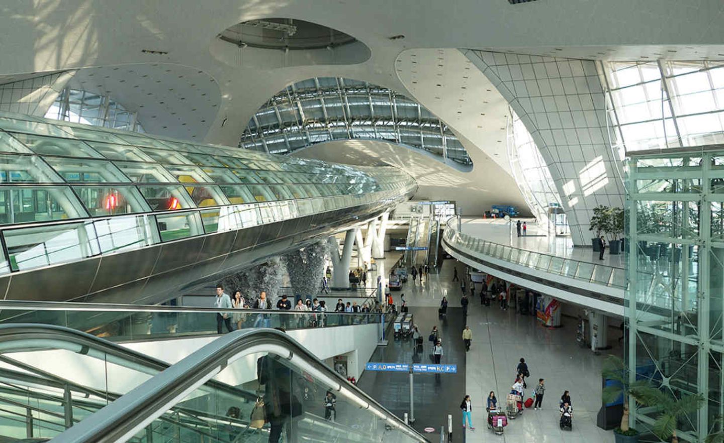 Mit der richtigen Vorbereitung lässt sich am Flughafen wertvolle Zeit sparen.