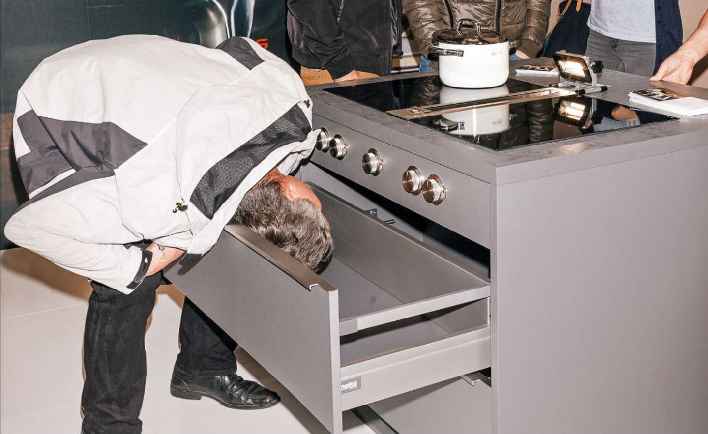 Schöne neue Gadgets: Auf der Messe Infa in Hannover begutachten Kunden einen Kochfeldabzug, der Essensdunst nach unten absaugt