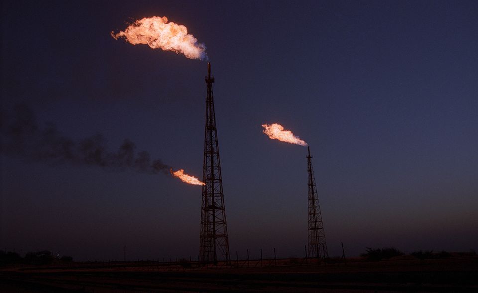 Iran verfügt über die weltweit größten Energievorkommen, wenn man Öl und Gas zusammenrechnet. Das Land produziert mit rund 3,8 Millionen Barrel Rohöl pro Tag knapp vier Prozent des globalen Angebots. Die BASF-Tochter Wintershall hat bereits eine Absichtserklärung über eine Zusammenarbeit mit der Nationalen Iranischen Ölgesellschaft (NIOC) unterzeichnet. Iranischen Medien zufolge sind Investitionen in die Entwicklung von Ölfeldern geplant. Entscheidungen stehen noch aus. An der Entwicklung des größten Gasfelds South Pars sind neben der französischen Total mehrere deutsche Firmen beteiligt. Viele Projektanfragen richten sich an deutsche Partner für erneuerbare Energien, vor allem für Solaranlagen. Die iranische Regierung hat in Teheran dafür sogar eine eigene Behörde gegündet. Die Bundesregierung hat entschieden, die umweltfreundlichen Technologien mit Exportgarantien abzusichern. Attraktiv ist Iran auch für den Industriedienstleister Bilfinger. Das Unternehmen verweist nicht nur auf die Öl- und Gasbranche, sondern auch auf Umwelttechnologien.