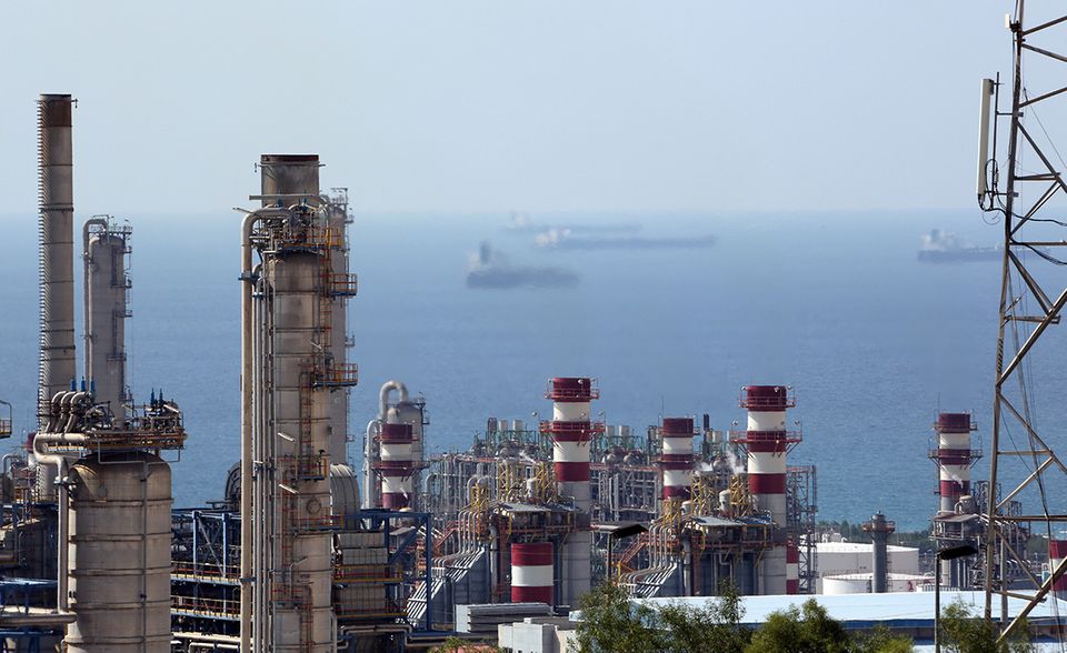 Der Iran will zum größten Produzenten von Petrochemie am Persischen Golf aufsteigen und plant für mehr als 60 Anlagenprojekte über 40 Mrd. Dollar Investitionen. Die deutschen Konzerne BASF und Linde wollen daran mitverdienen und belebten Pläne zum Anlagenbau, die aus der Zeit vor dem Atom-Abkommen brachlagen. Angeblich prüft Linde Investitionen in Milliardenhöhe. Unter anderem mit der Thyssen-Krupp-Tochter Uhde sollen mehrere Projekte geplant sein. So soll bald das Kian Petrochemical Project gebaut werden, das jährlich vier Millionen Tonnen Ethylen, Propylen und Styrol gewinnnen soll. Eine neue Vertretung wurde im Rahmen des Besuchs von Bundeswirtschaftsminister Sigmar Gabriel in Teheran im Oktober 2016 eröffnet. Zuletzte sagte Linde-Chef Aldo Belloni gegenüber Analysten dass „zuerst das Bankensystem in Ordnung gebracht werden muss, bevor wir beginnen können, Verträge auszuführen.“ Partner für ein Gemeinschaftsunternehmen ist Delvar Afzar Industrial Gases. Die Zusammenarbeit soll sich auf Industrie- und Gesundheitsgase erstrecken.