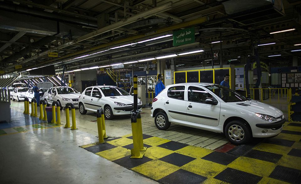 Während die französischen Autobauer Peugeot mit 700 Mio. Euro Investitionen seine einstige Marktführerschaft zurückzugewinnen will und Renault bis zu 350 000 Pkw bauen will, agieren deutsche Autobauer im Iran viel zurückhaltender. Daimler hatte Anfang 2016 angekündigt, mit Partnerunternehmen Lkw bauen und Fahrzeuge seiner Marke Fuso verkaufen zu wollen. Nun beobachte man die weitere Entwicklung, sagte ein Sprecher, um die Folgen für das Geschäft zu bewerten. Volkswagen war lange traditioneller PKW-Partner des heimischen Herstellers Khodro. Seit vergangenem Jahr wird wieder in das Reich der Mullahs exportiert. Eine Fertigung von Nutzfahrzeugen in Lizenz ist seit Jahren im Gespräch. „Wir beobachten und prüfen die Entwicklung des politischen und wirtschaftlichen Umfelds in der Region sehr genau“, sagte ein Sprecher zurückhaltend.