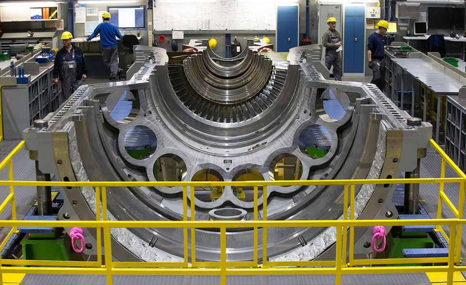 Zwischen Siemens und der iranischen Mapna Group ist eine Lizenzfertigung für Gasturbinen angelaufen. Die Hoffnungen waren groß, das in arabischen Ländern florierende Geschäft im Iran fortzusetzen. Siemens-Finanzchef Ralf Thomas nahm am Mittwoch zur Kenntnis, „dass eine der wichtigsten Industrienationen auf dem Planeten eine politische Entscheidung getroffen hat“. Siemens habe als Wirtschaftsunternehmen mit einem großen US-Geschäft dieser Staatsgewalt zu folgen. Zur Verbesserung der Verkehrsinfrastruktur führten Regierungsvertreter noch Mitte 2017 Gespräche in Berlin mit Wirtschaftsministerin Zypris und Verkehrsminister Alexander Dobrindt. Siemens liefert Teile zum Bau von 50 dieselelektrischen Lokomotiven für die iranische Eisenbahngesellschaft RAI in einer Fabrik der Stadt Karaj. Zudem gibt es eine Absichtserklärung zur Modernisierung der Bahn-Infrastruktur mit Signalanlagen.