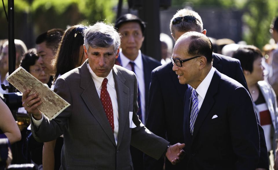 #4 Li Ka-shing gehört zu den einflussreichsten Investoren Asiens. Der Unternehmer aus Hongkong gab kürzlich  bekannt, dass er die Leitung der CK Hutchison Holidings und CK Asset Holdings an seinen Sohn abgeben    wird. „Forbes“ beziffert sein Vermögen auf 34,9 Milliarden Dollar. Das macht Li zum 23. reichsten    Menschen der Welt.