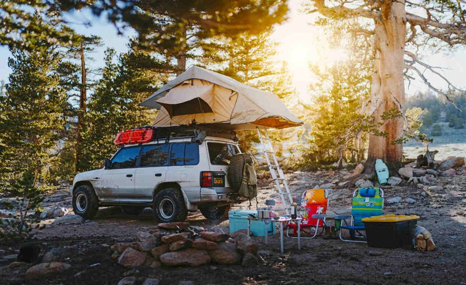 Die Fotografen Karissa Hosek und Linhbergh Nguyen hatten lange nur einen Wunsch: raus aus dem Büro, arbeiten von unterwegs. Deswegen haben sie Los Angeles 2016 den Rücken gekehrt und ihr Geld in einen Offroader investiert. Der hat jetzt Dachzelt, Solarpanels und einen Batteriespeicher.