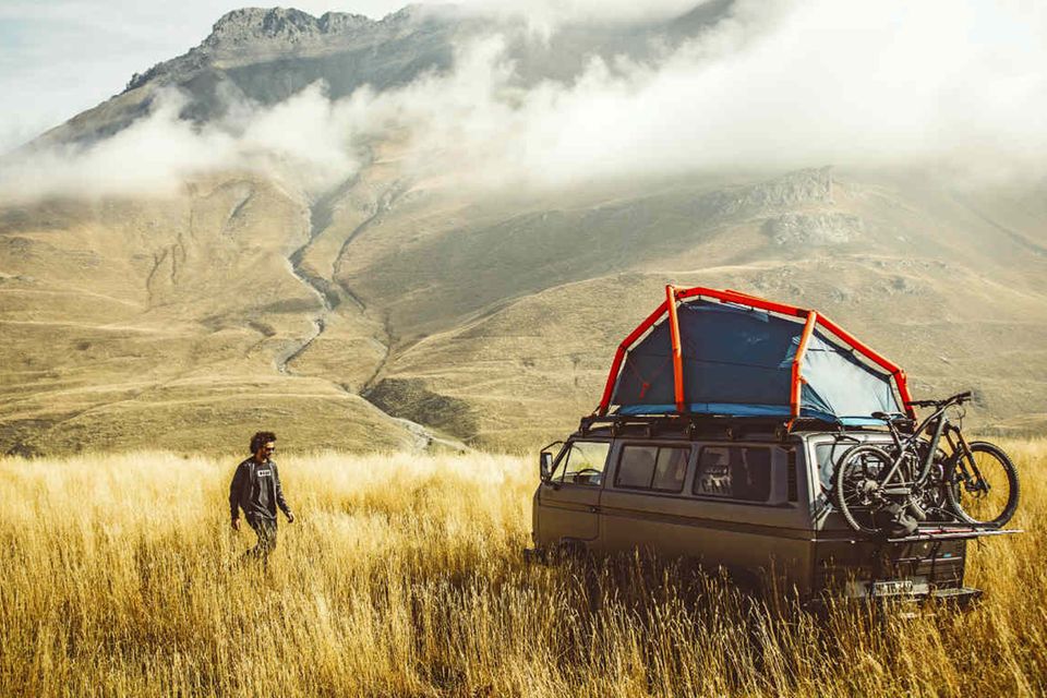 Nur die Berge, das Rad und das Auto: Die Kumpel Rob Heran und Sebastian Doerk haben sich im vergangenen Jahr aufgemacht, um die Alpen mit ihren Mountainbikes neu zu entdecken. Von München über die Schweiz bis nach Italien hat es die beiden Abenteurer getrieben.