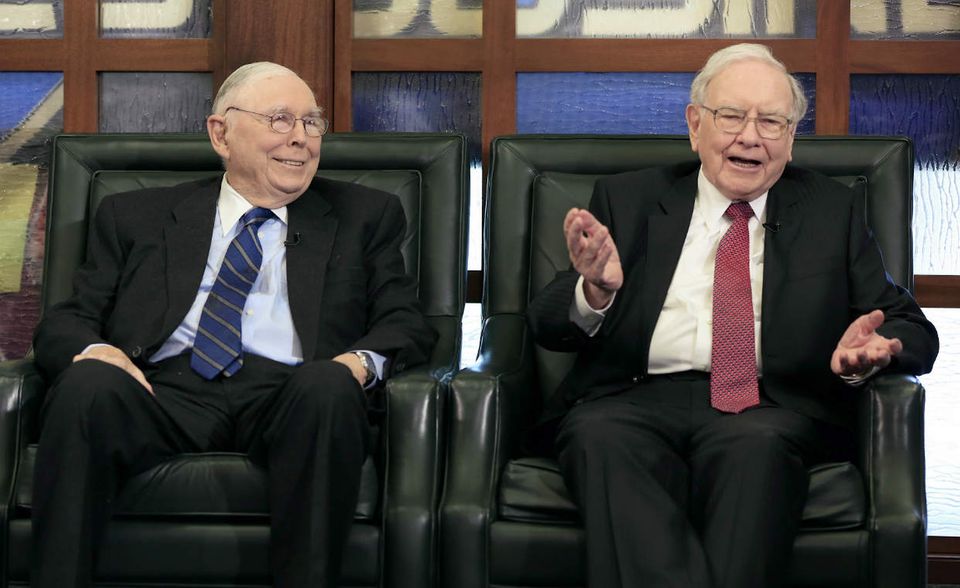 #5 Warren Buffett und Charlie Munger: Charlie Munger ist bekannt als Warren Buffetts „Alter Ego“. Von der Investment-Philosophie bis zum bodenständigen Charakter sind die beiden Männer aus Omaha im US-Bundesstaat Nebraska echte Seelenverwandte und Weggefährten. Buffett riet seinem Freund früh, den Anwaltsberuf an den Nagel zu hängen. 1978 wurde Munger Buffets Vize bei der Holding Berkshire Hathaway. Das Duo leitet das Unternehmen, das zu den 20 größten Firmen der USA gehört, bis heute. Beim Vermögen kann Munger allerdings nicht ganz mithalten. Buffet soll rund 77 Milliarden Dollar schwer sein, Munger kommt auf etwa 1,5 Milliarden. Dollar.