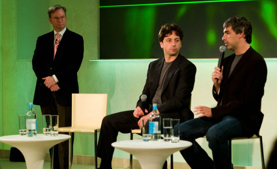 #3 Larry Page und Sergey Brin: Jetzt mal zu einem gleichberechtigten Duo, das bis heute erfolgreich zusammenarbeitet. 1995 lernten sich Larry Page und Sergey Brin an der Stanford University kennen. Sie entwickelten gemeinsam eine Internetsuchmaschine. 1998 gründeten die Partner im kalifornischen Menlo Park die Firma Google Inc. 2015 ging Google LLC im Unternehmen Alphabet Inc. auf. Page wurde CEO, Brin fungiert als Präsident.