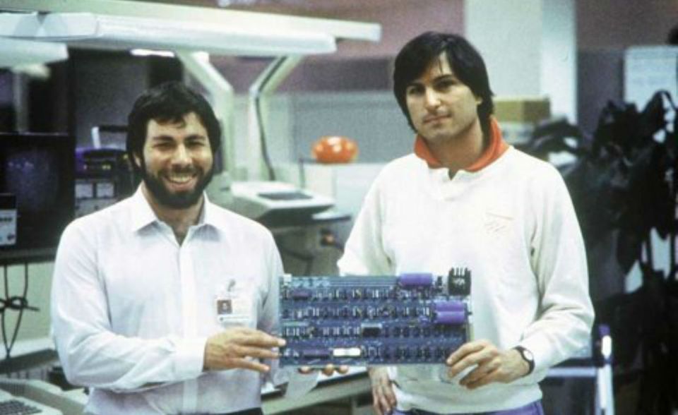 #2 Steve Jobs und Steve Wozniak: Steve Jobs (1955-2011) gilt bis heute als Apples Mastermind schlechthin. Manche Fans sehen das anders. Schließlich war es die Erfindung des „anderen Steve“, mit der alles begann. Apple wurde 1976 gegründet, um Wozniaks Apple I zu verkaufen. Das Gerät gilt als der erste Personal Computer der Welt. Firmengründer waren Jobs, Wozniak und Ronald Wayne. Wayne gab seinen zehnprozentigen Firmenanteil jedoch nach wenigen Wochen für nur 800 Dollar zurück. Wozniak – übrigens auch eine Hacker-Ikone – entwickelte den Apple II, dessen Verkauf das Unternehmen lange Zeit über Wasser hielt. 1985 zog sich Wozniak weitgehend aus der Firma zurück. Er ist aber bis heute ein Apple-Angestellter.