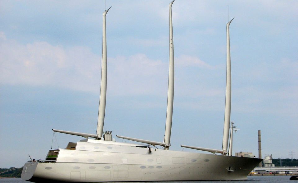 Segelboot: Sailing Yacht A. Fast könnte man meinen, dieses Schiff sei eine bloße Computeranimation. Geradezu unwirklich erscheinen der Rumpf und vor allem die Masten der Sailing Yacht A. Die mit knapp 143 Metern längste Segelyacht der Welt gehört dem russischen Milliardär Andrei Melnitschenko. Das außergewöhnliche Schiff wurde vom französischen Designer Philippe Starck entworfen und in Kiel gebaut. Wer vom Schippern auf einer Yacht wie der „A“ träumt: Die Baukosten werden auf 400 Millionen Euro geschätzt.