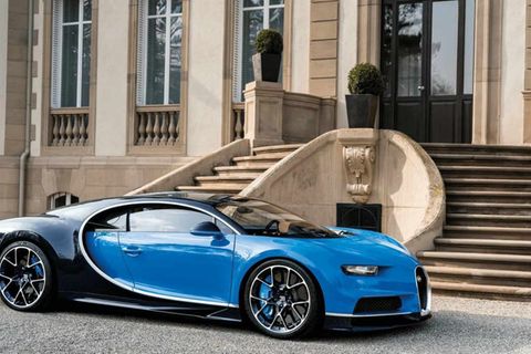 Neuwagen: Bugatti Chiron. Reden wir nicht lange drum herum. Der Basispreis für den Bugatti Chiron beläuft sich auf 2,5 Millionen Euro netto. Nahezu unglaubliche 1500 PS beschleunigen Mensch und Maschine binnen 2,4 Sekunden von null auf hundert. Höchstgeschwindigkeit: 420 Stundenkilometer. 2,5 Millionen Euro? Fairer Preis, finden offenbar gar nicht so wenige Kunden. 2017 wurden laut dem Hersteller 70 Chirons gebaut und ausgeliefert