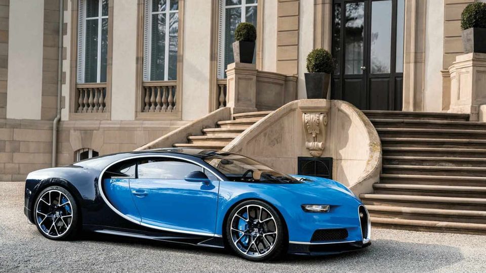 Neuwagen: Bugatti Chiron. Reden wir nicht lange drum herum. Der Basispreis für den Bugatti Chiron beläuft sich auf 2,5 Millionen Euro netto. Nahezu unglaubliche 1500 PS beschleunigen Mensch und Maschine binnen 2,4 Sekunden von null auf hundert. Höchstgeschwindigkeit: 420 Stundenkilometer. 2,5 Millionen Euro? Fairer Preis, finden offenbar gar nicht so wenige Kunden. 2017 wurden laut dem Hersteller 70 Chirons gebaut und ausgeliefert
