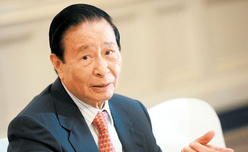 #5 Lee Shau Kee ist ein echter Selfmade-Milliardär. Seine Familie war so arm, dass Fisch oder Fleisch nur zweimal im Monat auf den Tisch kamen. 1976 legte der Unternehmer aus Hongkong mit der Baufirma Henderson Land Development den Grundstein seines Vermögens. Das beläuft sich laut „Forbes“ aktuell auf rund 30 Milliarden Dollar. Das reichte auf der Liste der reichsten Menschen der Welt für den 24. Platz.